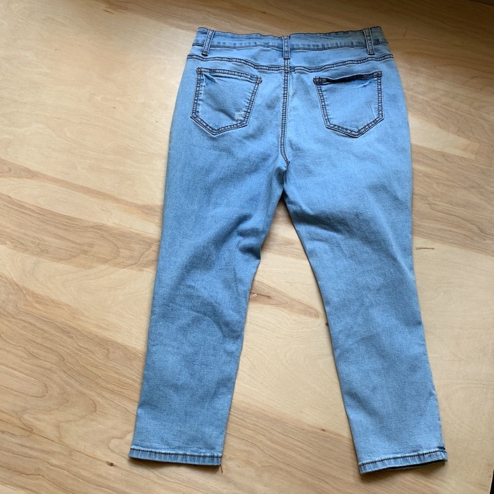 JW Jean Capris - Picture 5 of 8